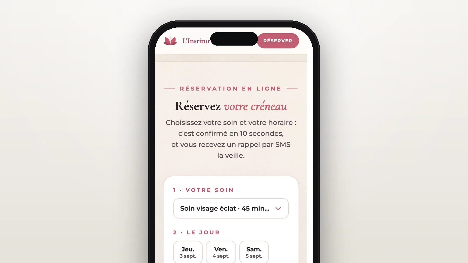 Le site de réservation sur un téléphone : choix du soin, du jour et de l'horaire