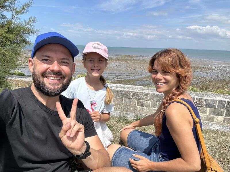 Julien en famille au bord de la mer, avec sa compagne et sa fille