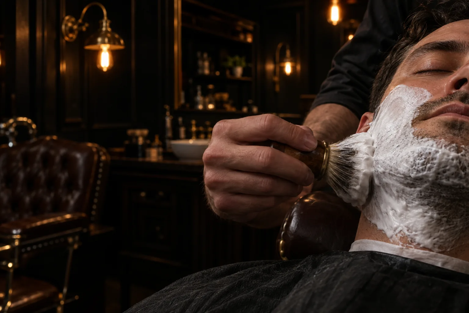 Blaireau qui fait mousser le savon sur la joue avant le rasage